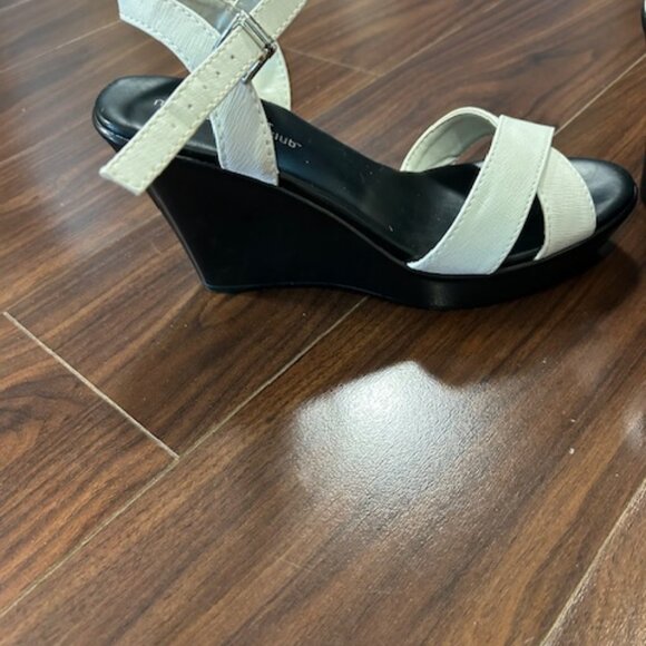 White shoe with black wedge - Picture 2 of 3